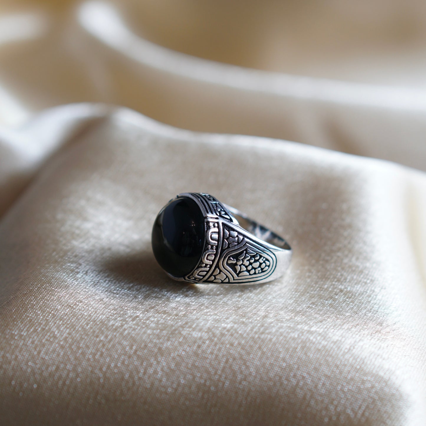 Round Onyx Ring with side pattern - 925 Silver